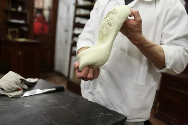 Chef demonstrates the dough — Stock Photo, Image