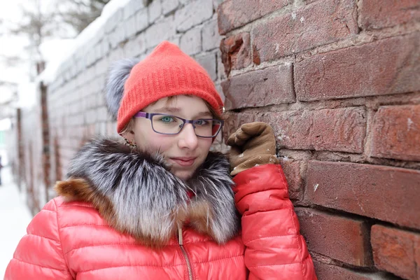 Teen next to brick wall — Stock Photo, Image