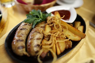 Kızarmış patates ile sosis