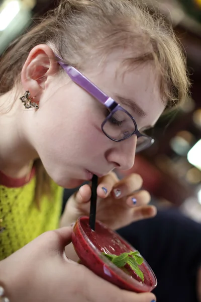 Menina tem smoothie — Fotografia de Stock