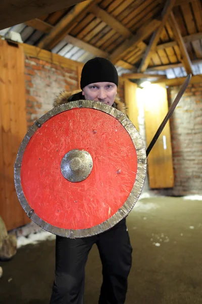 Homme avec un bouclier et une épée — Photo