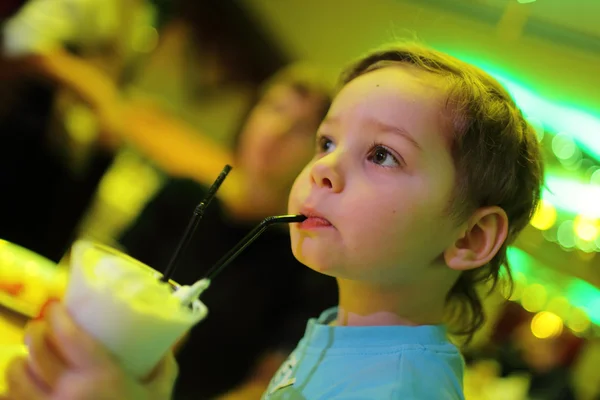 Criança tem batido de leite — Fotografia de Stock