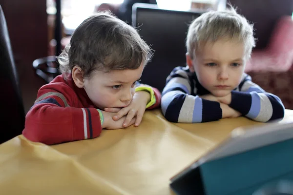 两个男孩与平板电脑 — 图库照片