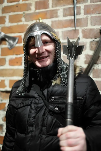 Touriste posant avec des armes anciennes — Photo