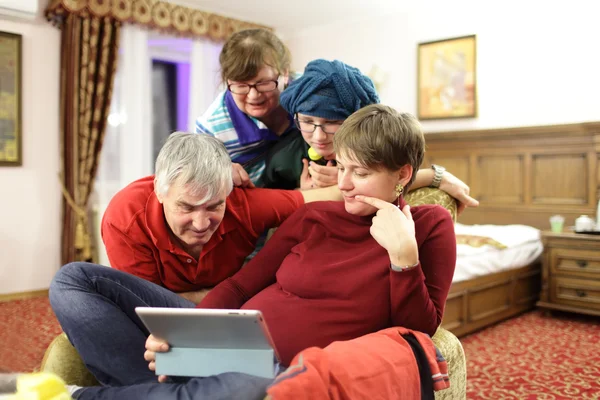 Familia viendo película — Foto de Stock