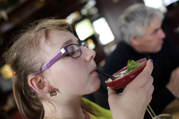 Girl drinking smoothie — Stock Photo, Image