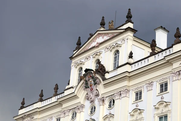 Facciata del palazzo bianco — Foto Stock