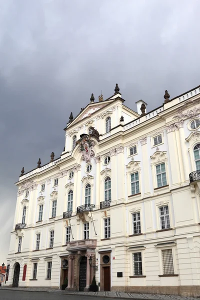 Blick auf weißen Palast — Stockfoto