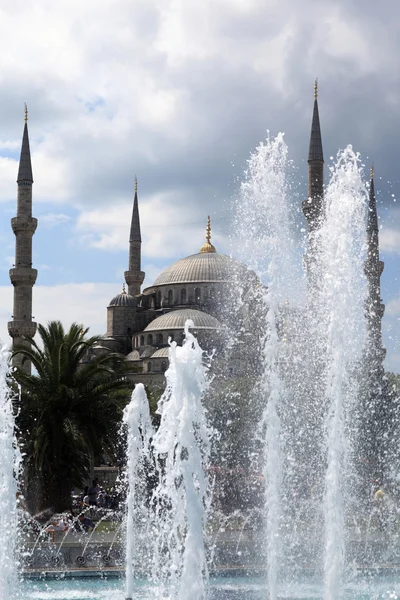 Paysage de la Mosquée Bleue derrière la fontaine — Photo