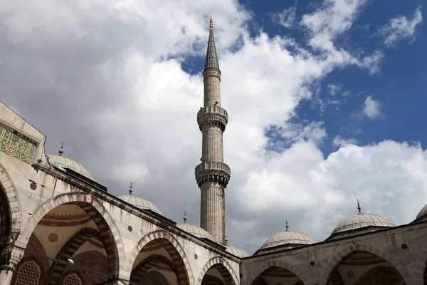 Blå moskén innergård och minaret — Stockfoto