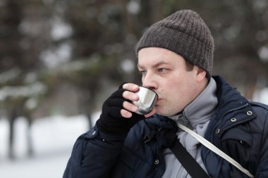 sıcak çay içme adam