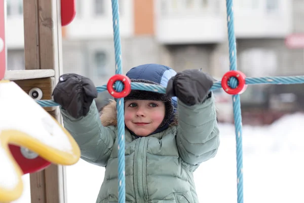 Niño en el patio de invierno —  Fotos de Stock