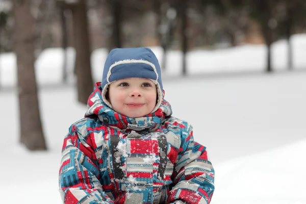 Ребёнок в зимнем парке — стоковое фото