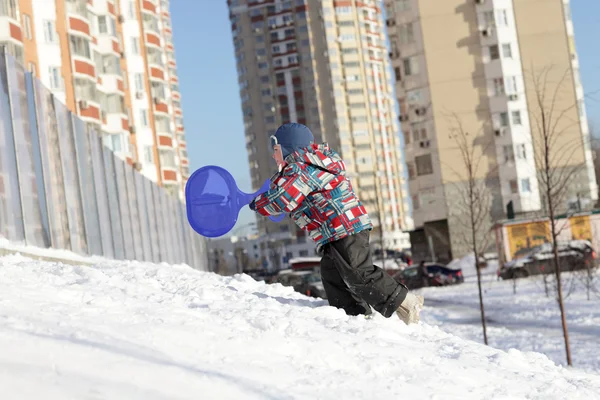 Kind met skiën bestuur klimmen op de heuvel — Stockfoto