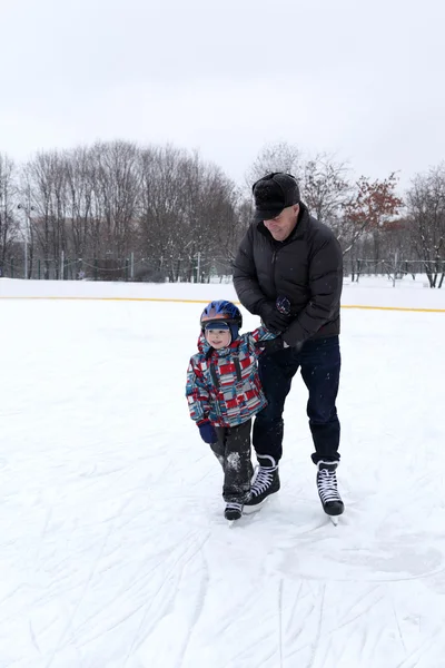 Abuelo y nieto en la pista de patinaje —  Fotos de Stock