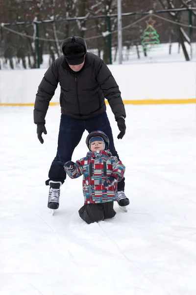 Abuelo enseña a su nieto a patinar —  Fotos de Stock