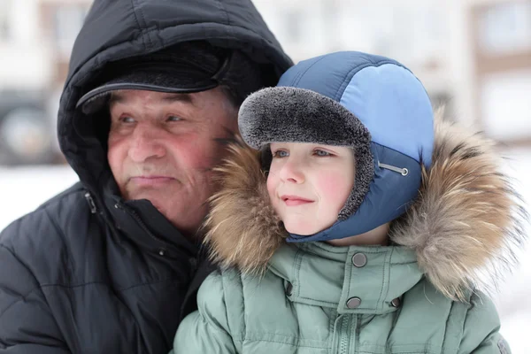 Grootvader met kleinzoon — Stockfoto