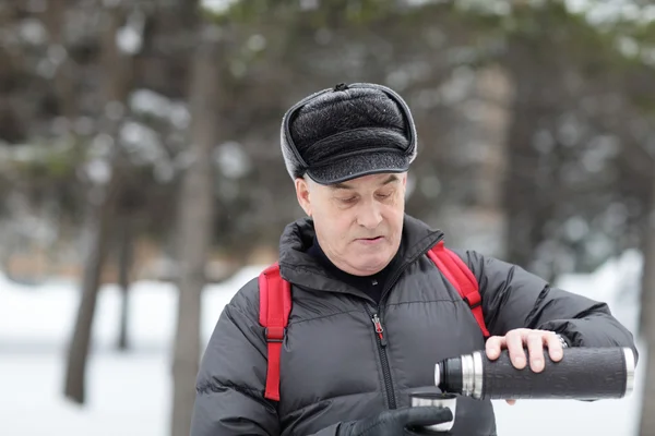 Senior man pouring tea — Stock Photo, Image