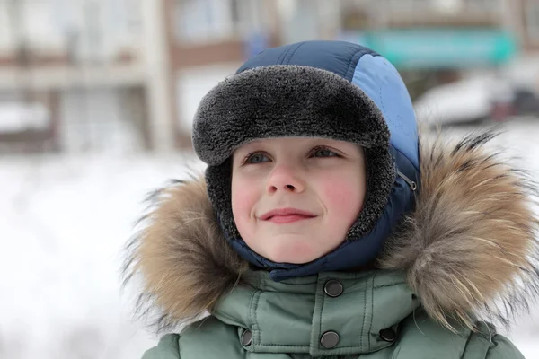 Przedszkolak w winter park — Zdjęcie stockowe