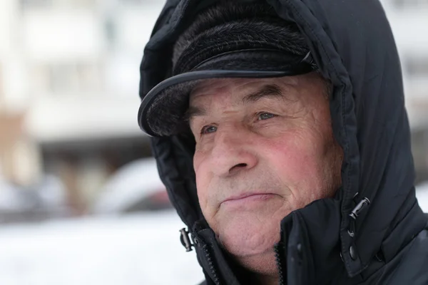 Зимний портрет пожилого человека — стоковое фото
