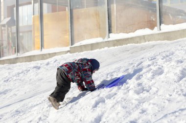 Karlı bir tepe tırmanma çocuk