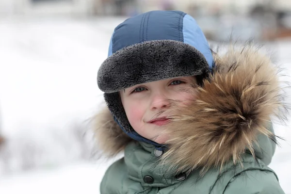 Kid i Vinterparken — Stockfoto