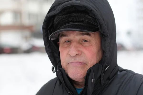 Uomo anziano nel parco invernale — Foto Stock