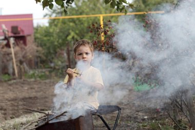 Çocuk hazırlanıyor Barbekü Izgara