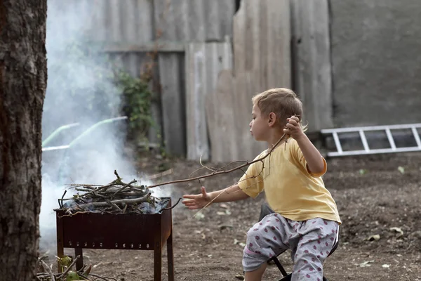Niño preparando barbacoa — Foto de Stock