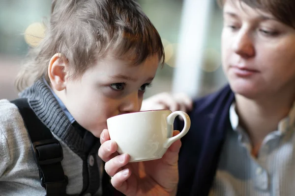 Criança tem chá — Fotografia de Stock