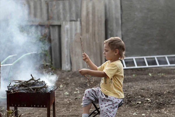 Kid preparing barbecue — Stock Photo, Image