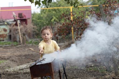 çocuk yapma yangında bir ızgara