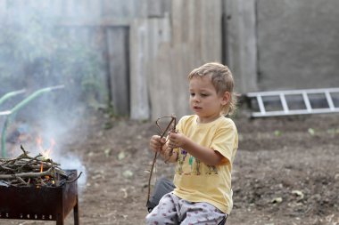 Çocuk hazırlanıyor Barbekü