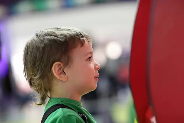 Niño en el parque de atracciones — Foto de Stock