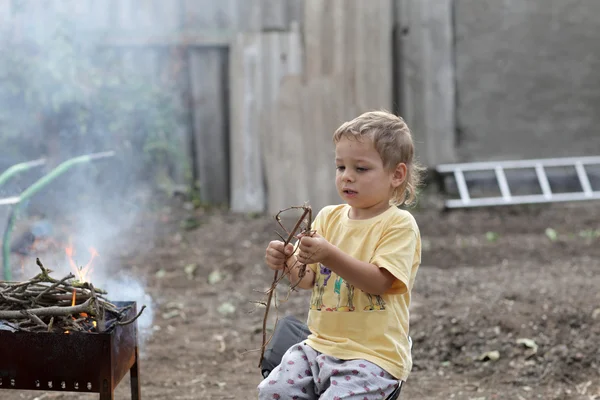 Çocuk hazırlanıyor Barbekü