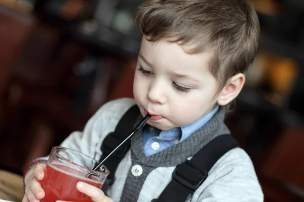 孩子喝红汁 — 图库照片