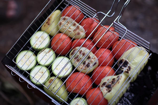 Geschnittene Tomaten und Zucchini auf dem Grill — Stockfoto