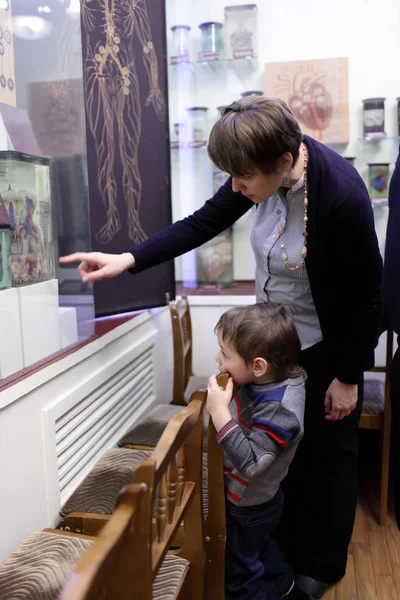 Mutter und Sohn im Museum — Stockfoto