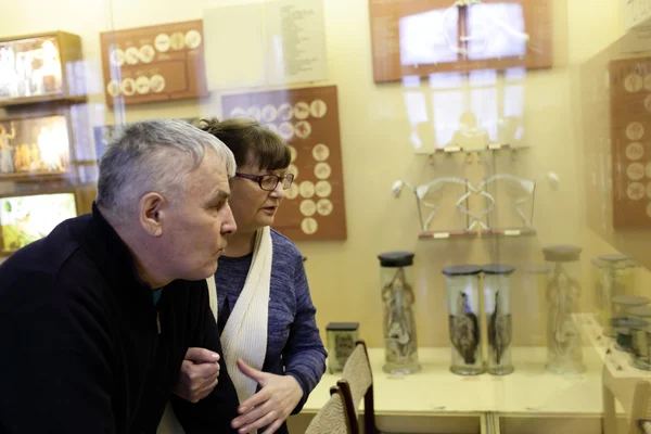 Senior couple in museum of biology — Stock Photo, Image