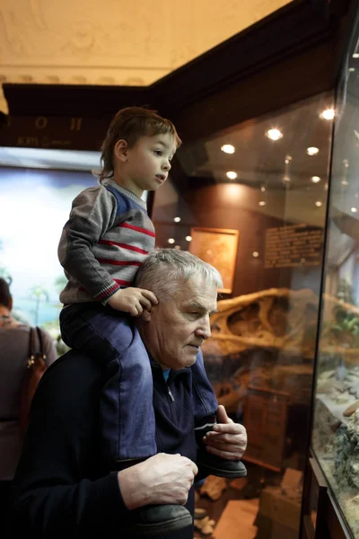 Grootvader met zijn kleinzoon museumbezoek — Stockfoto
