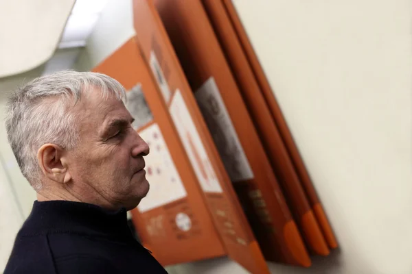 Senior man in museum — Stock Photo, Image