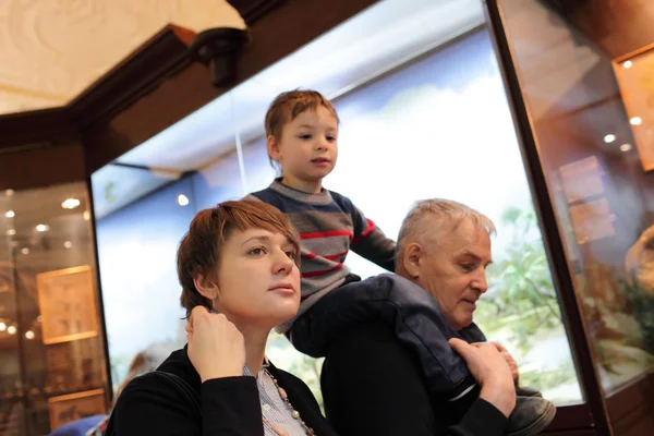 Touristes visitant le musée — Photo