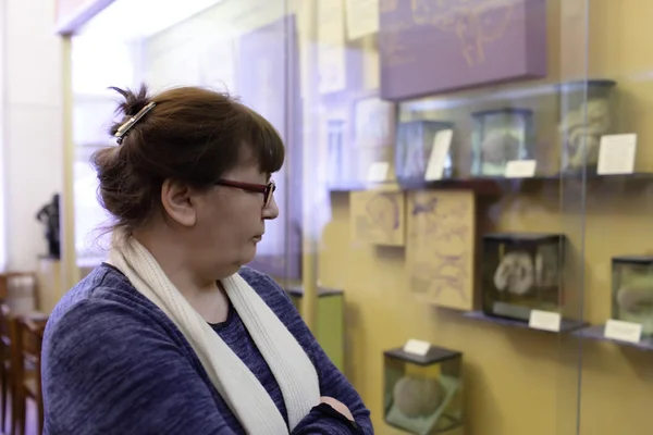 Woman looking at exhibit — Stock Photo, Image