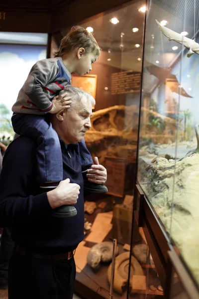 Abuelo con su nieto en el museo —  Fotos de Stock