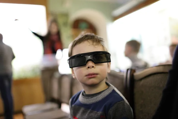 Chłopiec z okularami 3d — Zdjęcie stockowe