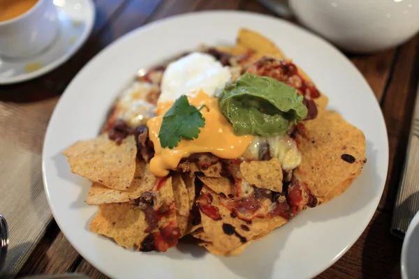 Nachos und verschiedene Soßen — Stockfoto