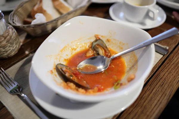 Sobras de sopa de tomate com frutos do mar — Fotografia de Stock