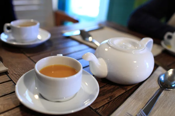 Tetera y taza con té de espino cerval —  Fotos de Stock