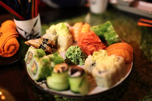 寿司のセットとプレート — ストック写真