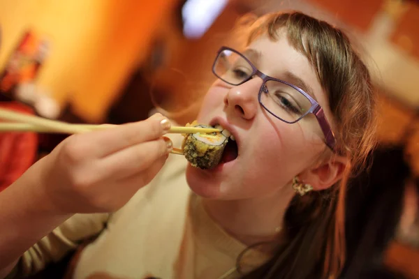 Girl eating sushi — Stock Photo, Image